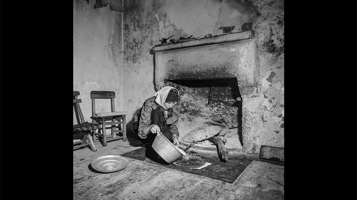 Ana Pepaj baking bread, Selce © Stan Sherer