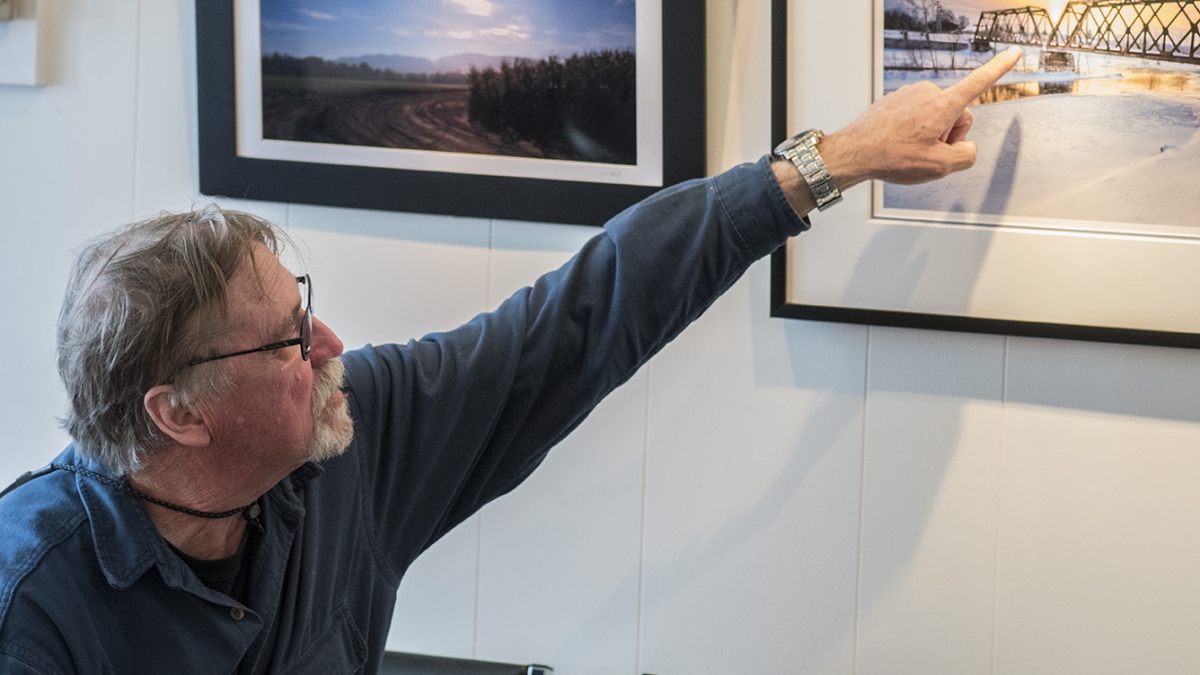 Jay Harder pointing to one of his artwork © Robert Floyd